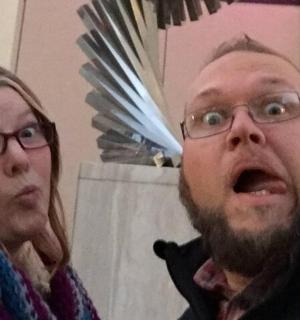 žena a muž s brýlemi před zrcadlem