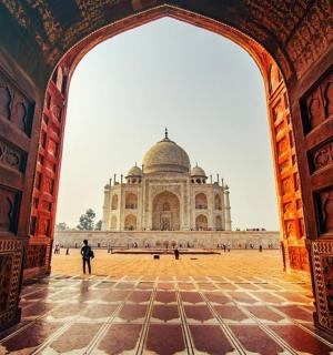 透过拱门看到的泰姬陵
