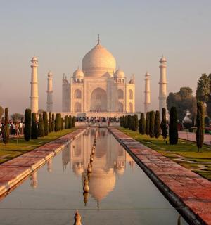 泰姬陵的景色,前面有一个池塘