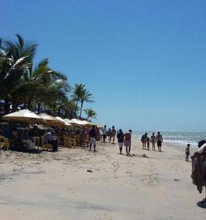 一群人在海滩上散步