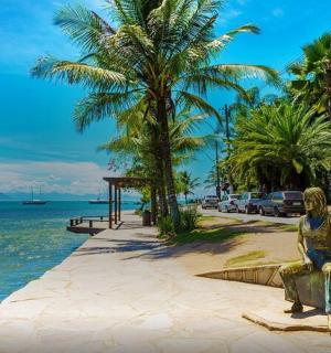 一尊坐在水边岩石上的女人雕像