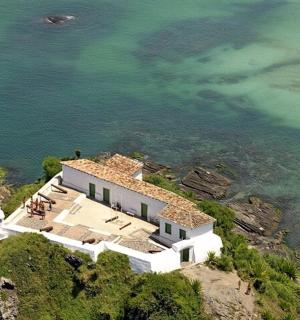 水边悬崖上的房屋的鸟瞰图