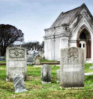 教堂前有墓碑的古老墓地