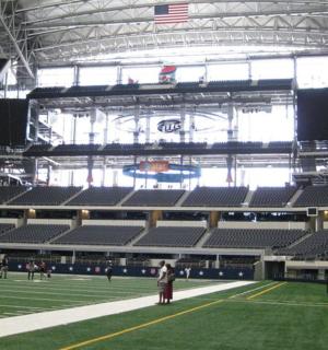 pohled na prázdný stadion s fotbalovým hřištěm