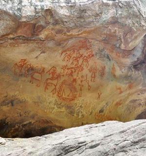 岩石侧面有文字的洞穴