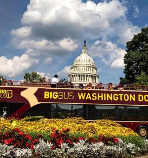 dvoupatrový autobus před budovou Kapitolu