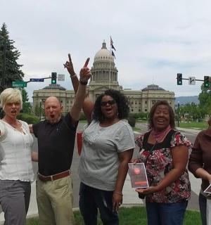 skupina lidí stojících před ulicí