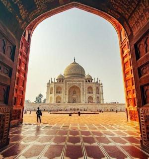 透过拱门看到的泰姬陵