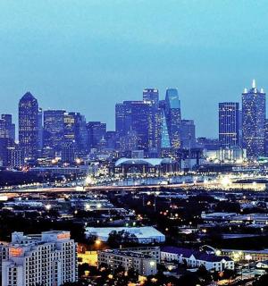 pohled na město v noci s