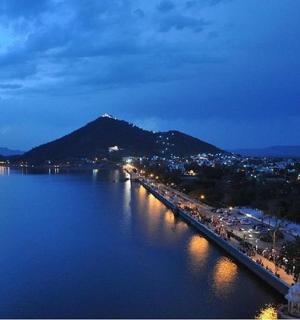 一大片水域和夜晚的城市