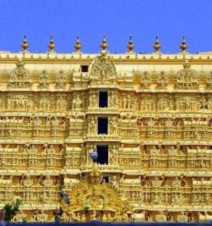 一座金色的大楼，背景是蓝天