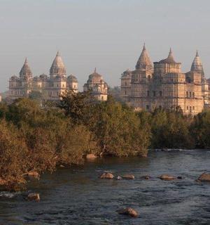 一条河流,背景是一组建筑