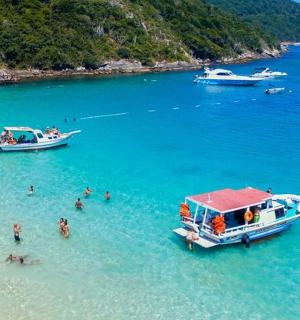 一群人在海滩的水中