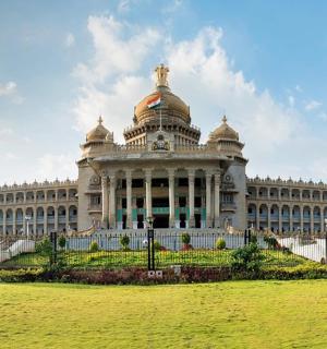 一座顶部有圆顶的大楼