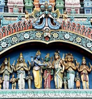 建筑物侧面的一组雕像