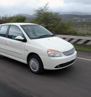 一辆白色汽车正在高速公路上行驶