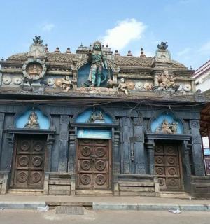 一座顶部有雕像的建筑物