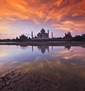清真寺的日落景色及其在水中的倒影