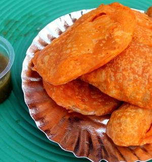 a plate with a pile of food on a green plate