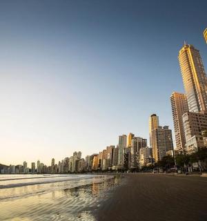 pohled na město s vysokými budovami