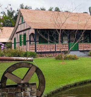 前面有水车的房子