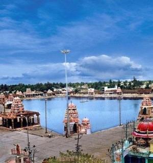 一大片水域和建筑物的景色