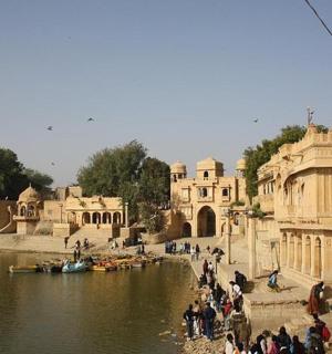 skupina lidí stojících na břehu řeky