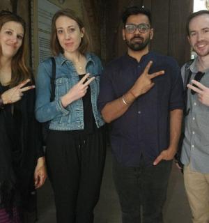 一群人站在一起看手机