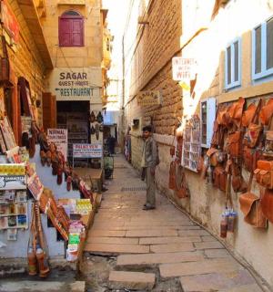 一名男子走在街上的小巷里