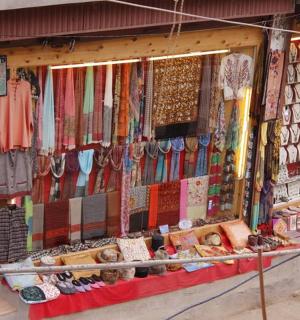 出售衣服和其他物品的商店店面