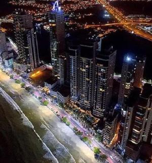 letecký pohled na město v noci