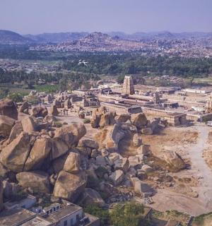 一座有岩石的城市的鸟瞰图