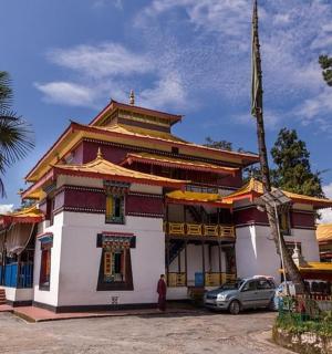 一座顶上有十字架的建筑物