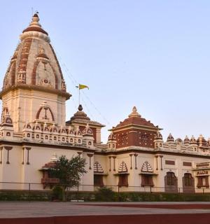 一座顶部有塔的建筑物