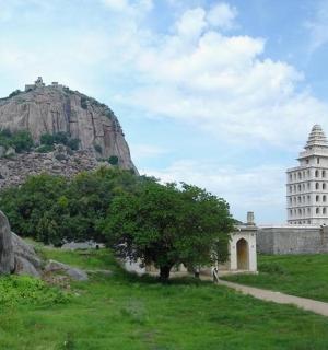 山边田野里的一栋建筑