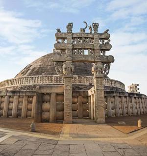 街道上的圆顶建筑