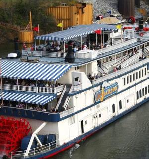 水上载有乘客的大船