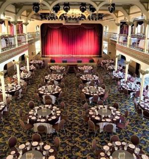 pohled shora na banketní sál s červenou oponou