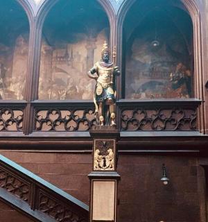 建筑物柱子上的男子雕像