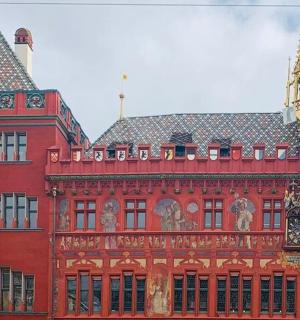 一座上面有钟的红色大楼