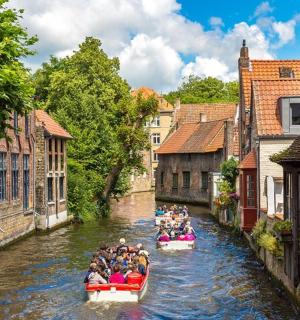 un grup de persones que baixen en canoa per un canal