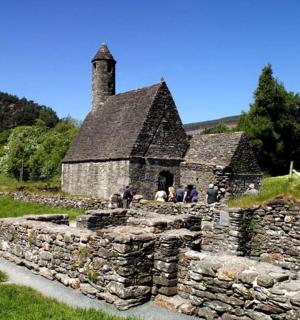 一群人在一座古老的石头建筑周围散步