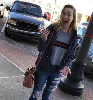 一名年轻女子张着嘴走在街上