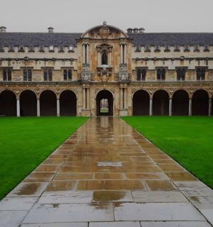 一座前面有绿色草坪的大楼