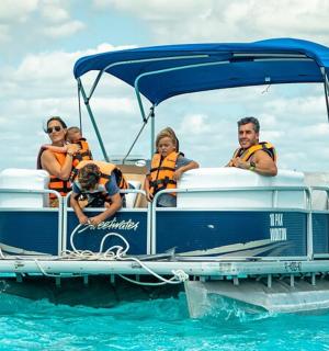 eine Gruppe von Menschen auf einem Boot im Wasser