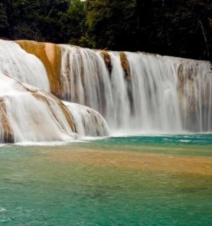 air terjun dengan kolam air di hadapannya