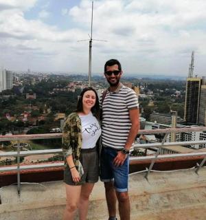 一男一女站在城市之巅