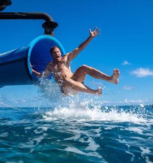 一名男子从水中的木筏上跳下