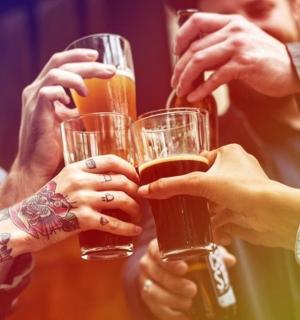 一群人举着啤酒杯