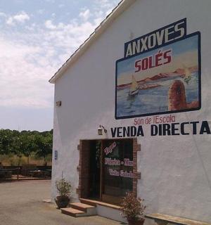 一栋白色建筑,侧面有一块招牌